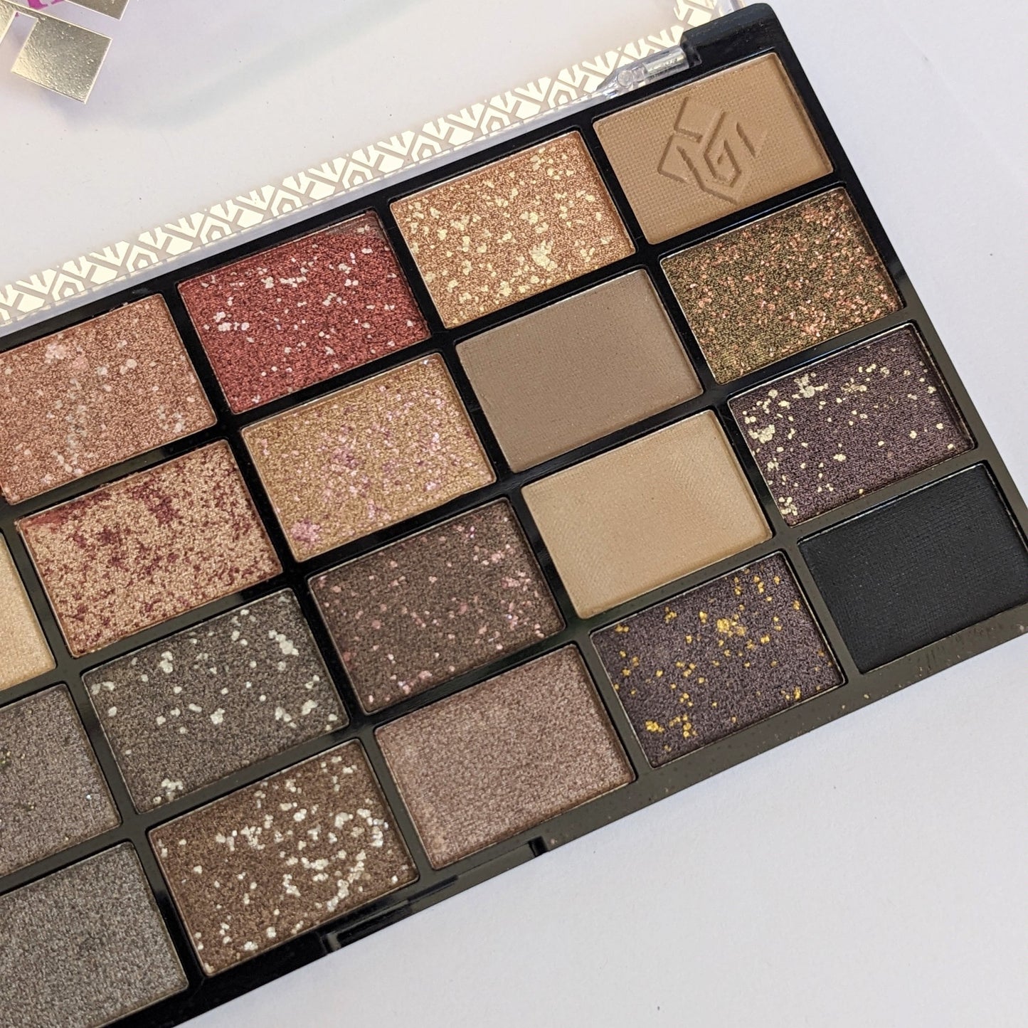 Gegemoon 24 Color Eyeshadow Palette