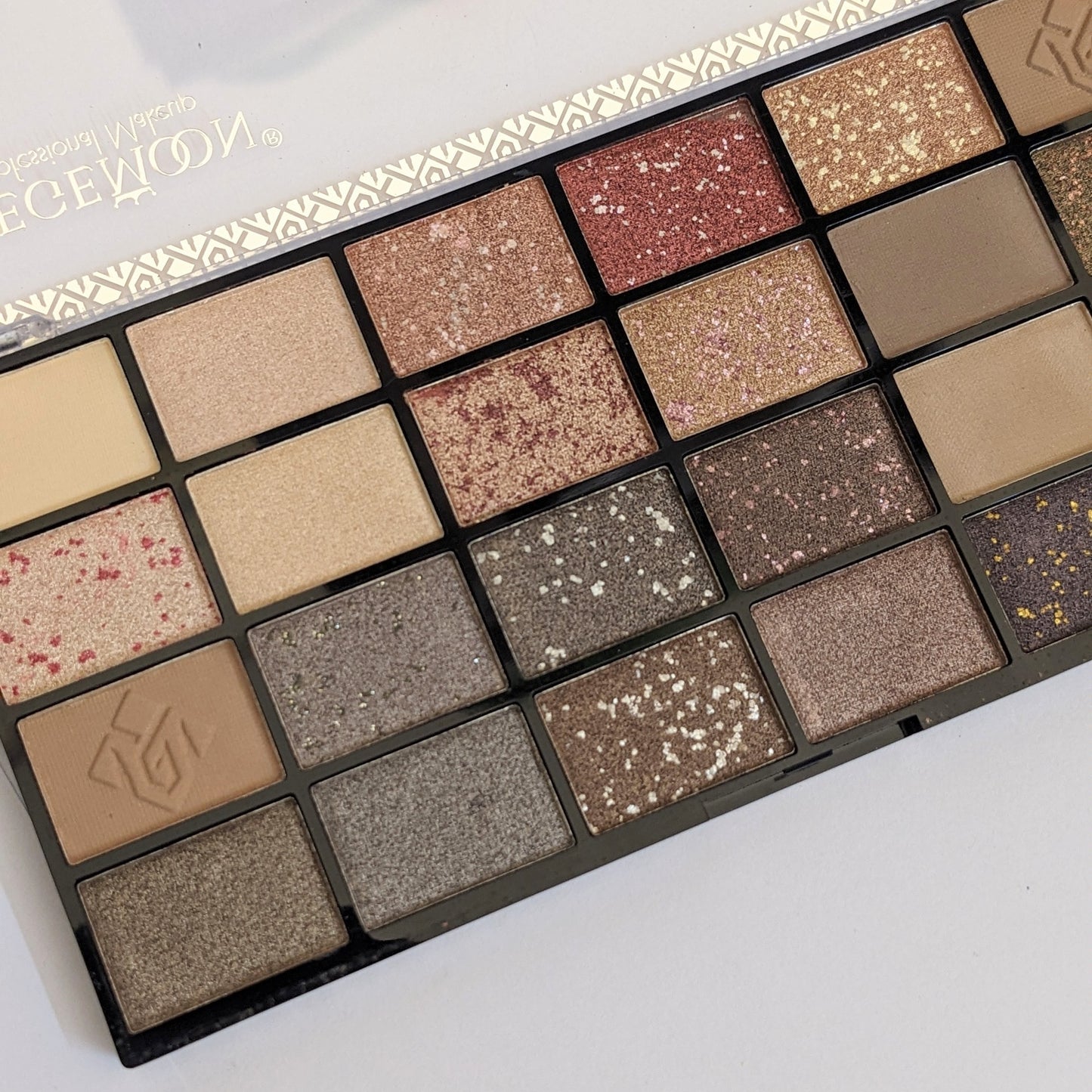 Gegemoon 24 Color Eyeshadow Palette